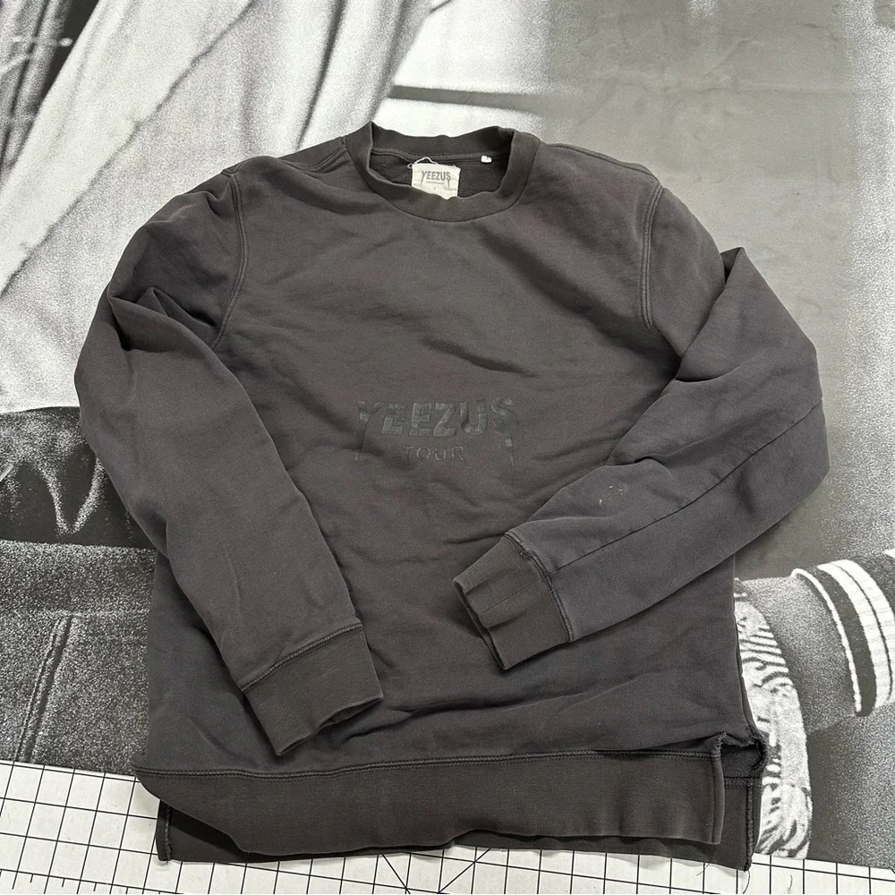 Yeezys black on black sz small tour crewneck sweatshirt  A16
